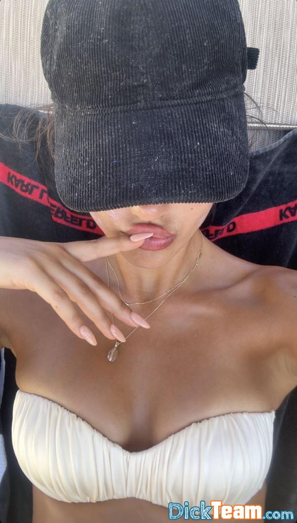 ....- - Homme - Bi - 18 ans : Venez voir mouille ou branler sperme 