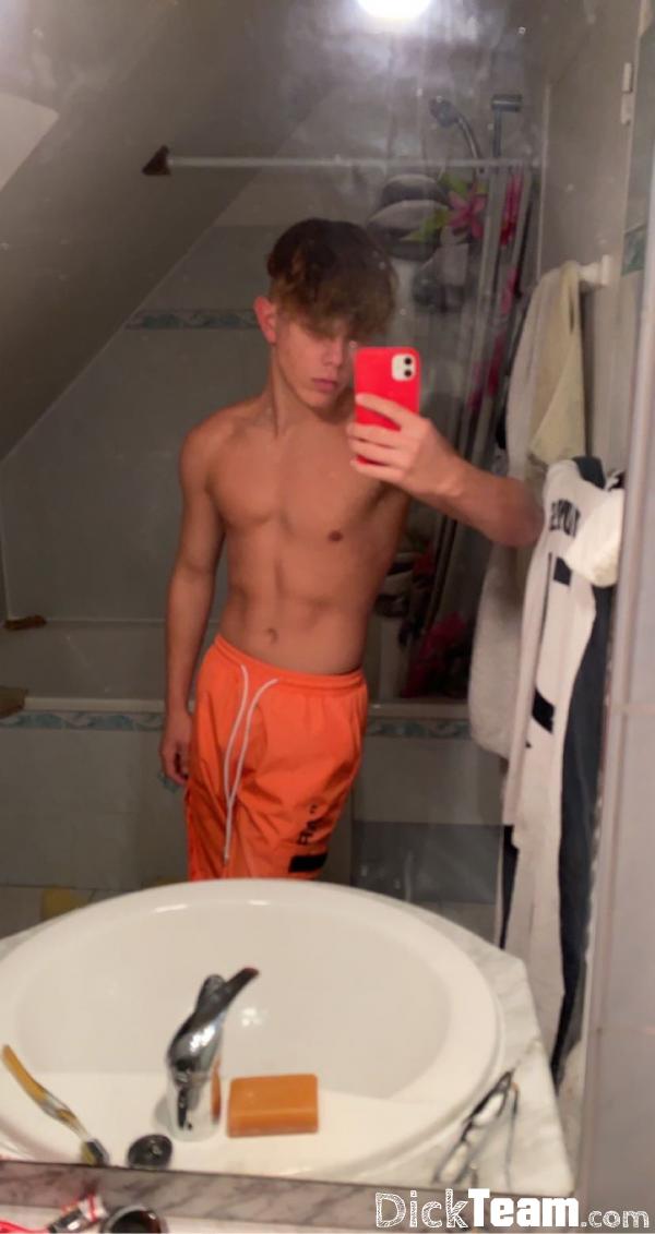 Profil de arthululu - Homme - Gay - 22 ans : Plus de détails sur Snapchat.