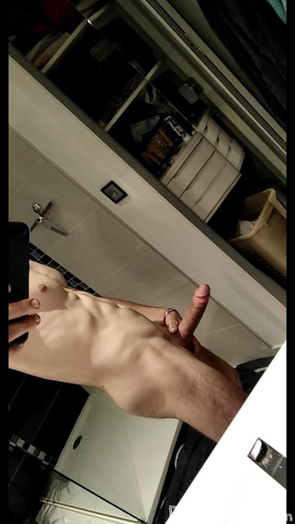 draz758 - Homme - Hétéro - 22 ans : Echane nude ou plan cul : Je cherche à échanger des nudes ou des plans cul avec seulement des femmes, alors je vous attend