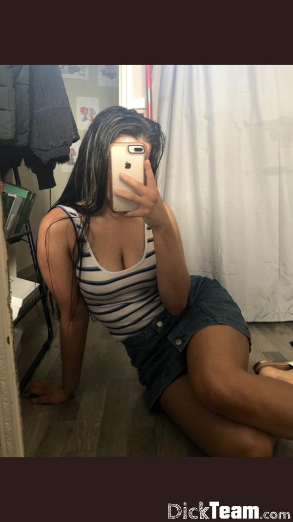 Profil de salomegrd75 - Femme - Bi - 25 ans : Salome : Coucou étudiante fais quelque photos de son corps et de ses pied sur snapchat et aussi suivez moi sur instagram mes chéries : @salomegrd_