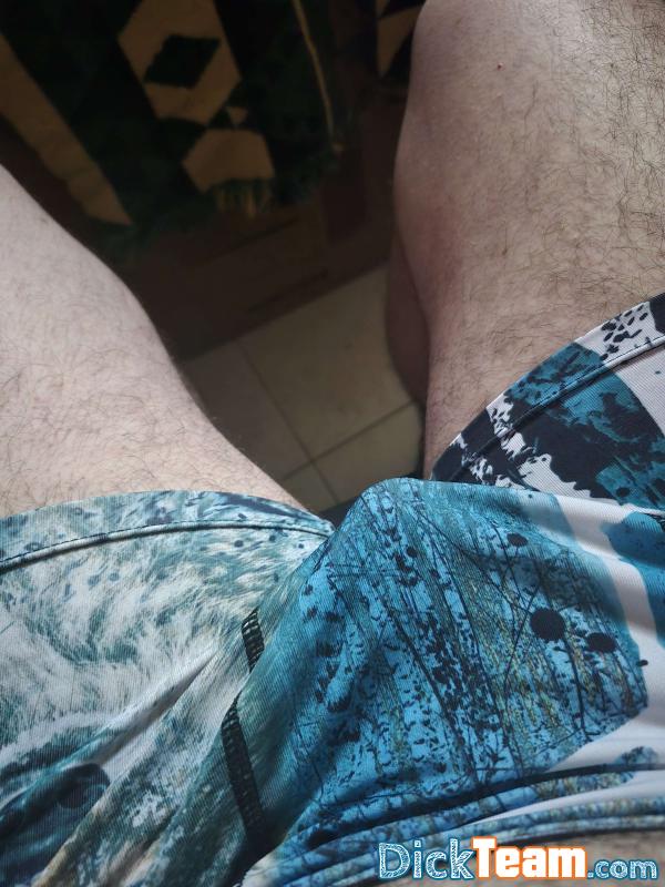 a-ou-v- - Homme - Bi - 19 ans : Si vous m'envoyer des nudes de vos meufs/ex je me branle rien que pour vous je fais aussi des actions ou vérité.