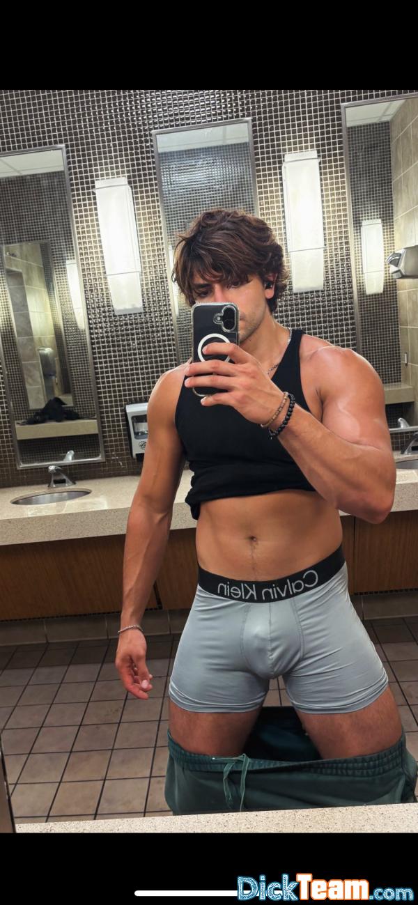 adonis_ - Homme - Hétéro - 20 ans