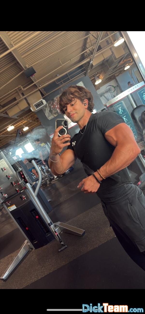 Profil de adonis_ - Homme - Hétéro - 20 ans : Les gars musclés ou les meufs Profil de adonis_ - Homme - Hétéro - 20 ans : Les gars musclés ou les meufs