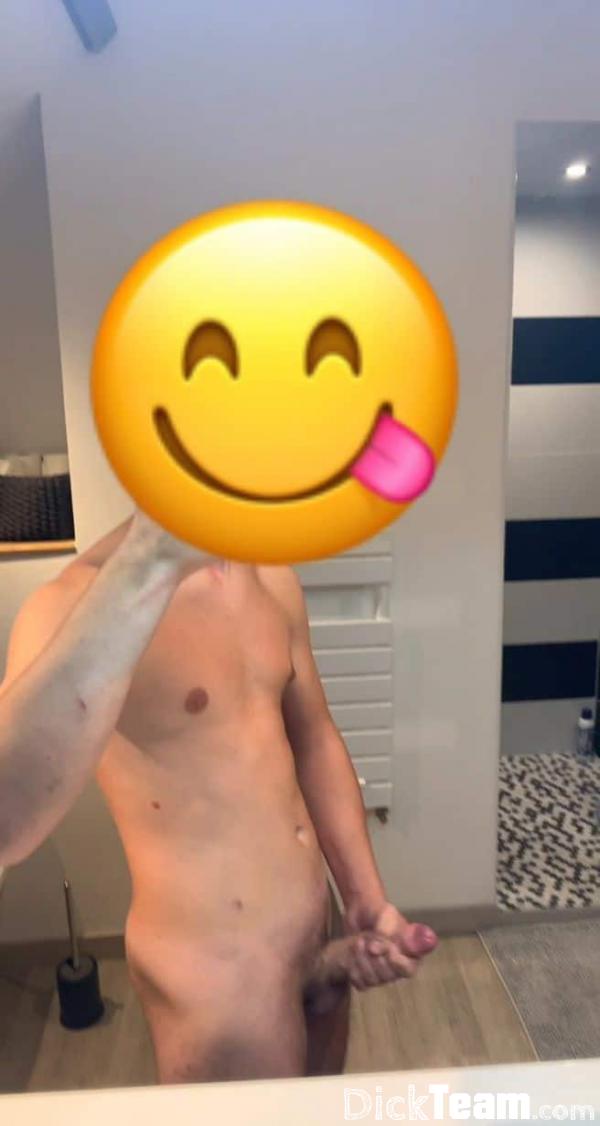 baptistenan20 - Homme - Bi - 30 ans : Olala !! Chui trop frais avec ma bite bien dur : Je suis trop beaux dans le miroir avec ma grosse bite mes il me manque un truck, une bonne chienne a mes côtés pour me mettre en valeur et surtout pour entretenir ma bonne bite bien dur. Sinon je m’appelle anthony je viens d’avoir 18 ans, je suis au lycée et pour les intéressé ma bite fais 20cm. Ca fait un baille que ma bite na pas reçu de compagnie féminine donc les chienne qui sons chaud pour baiser ou nude venez, fait pas les timides. Mon snap: baptistenan20