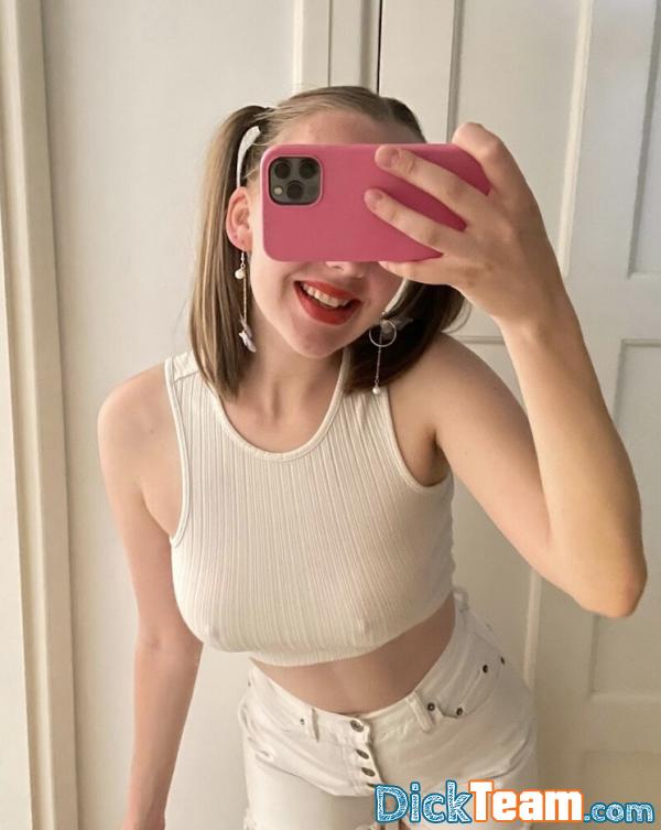 cestleaaaa - Femme - Hétéro - 19 ans : Coucou c’est Lea j’ai 19 ans et je suis une chienne qui n’attend que de se faire soumettre, je vend mes nudes cams payantes et plans réels ajoutez moi pour les tarifs 