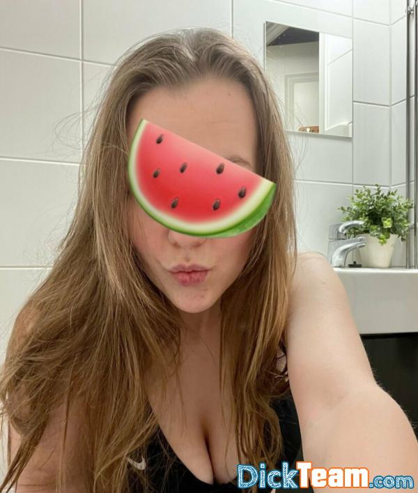 cestleaaaa - Femme - Hétéro - 19 ans : Coucou c’est Lea j’ai 19 ans et je suis une chienne qui n’attend que de se faire soumettre, je vend mes nudes cams payantes et plans réels ajoutez moi pour les tarifs 