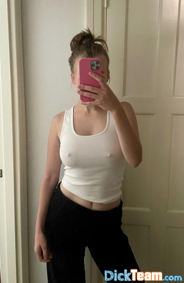 cestleaaaa - Femme - Hétéro - 19 ans : Coucou c’est Lea j’ai 19 ans et je suis une chienne qui n’attend que de se faire soumettre, je vend mes nudes cams payantes et plans réels ajoutez moi pour les tarifs 