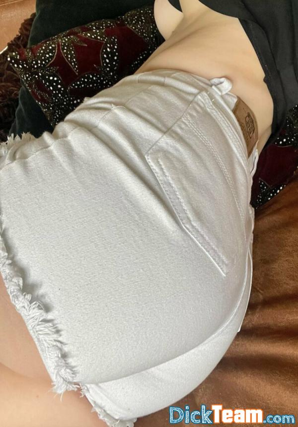cestleaaaa - Femme - Hétéro - 19 ans : Coucou c’est Lea j’ai 19 ans et je suis une chienne qui n’attend que de se faire soumettre, je vend mes nudes cams payantes et plans réels ajoutez moi pour les tarifs 