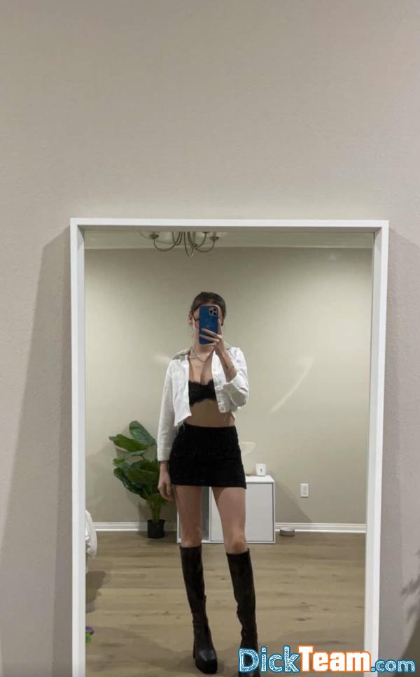 clara.domi - Femme - Hétéro - 21 ans : au plaisir de m’obéir / dominatrice / humiliation / adore la queue ????????