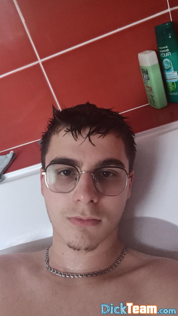 Profil de flifl9 - Homme - Hétéro - 19 ans : Je cherche juste à m'amuser r de plus (seulement les meuf !)