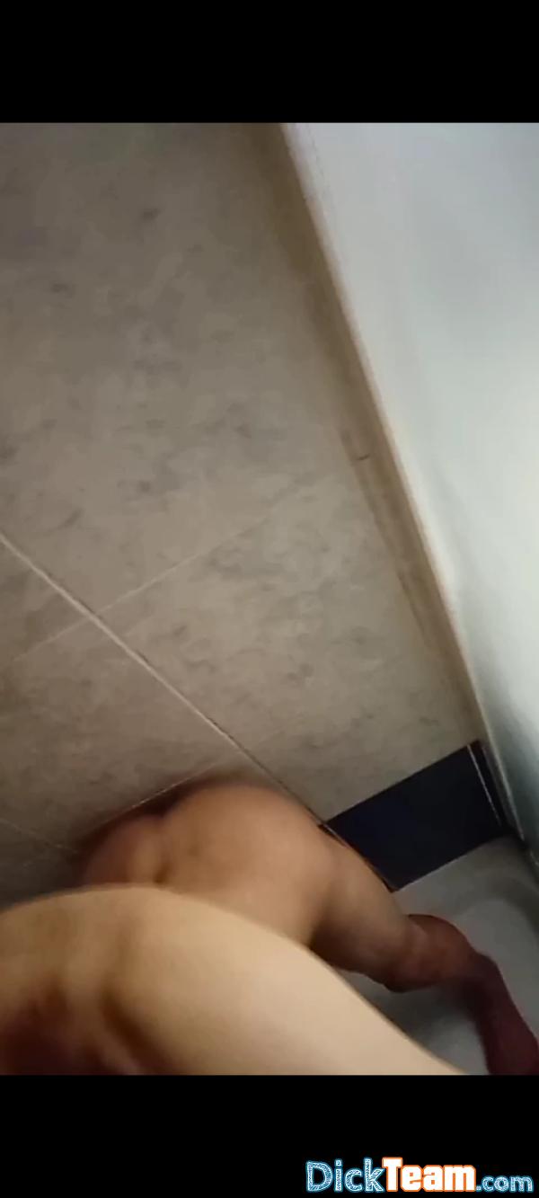 gaypassifarthur - Homme - Gay - 18 ans : j'ai un petit cul a partagé...si t'aime les petits skinny hésite pas a m'ajouter +18