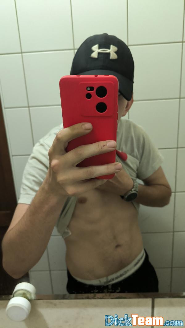 guiguicana- - Homme - Hétéro - 21 ans : Échange nude avec des filles et sexe cam