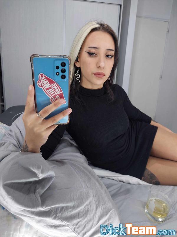 jesserebollar20 - Femme - Bi - 28 ans : I'm available now ?? if you want lone nudes and naked pictures add me snap: jesserebollar20