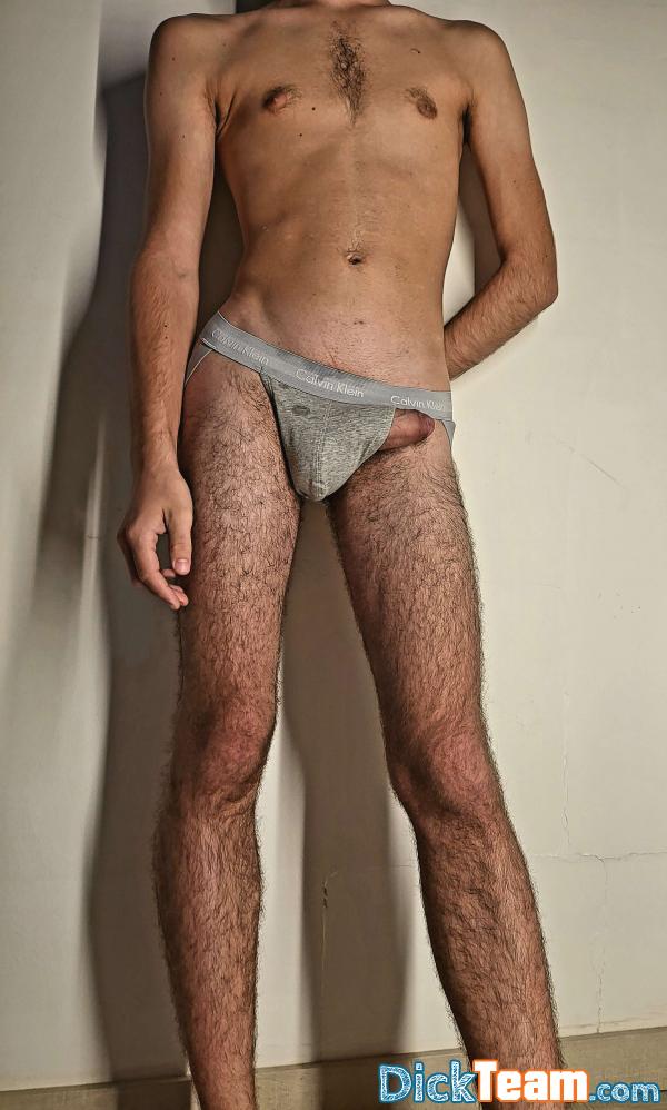 Profil de kik.nudee - Homme - Gay - 21 ans : Mec passif / soumis aime faire des nudes avec mes joués #soumis #nude #passif 