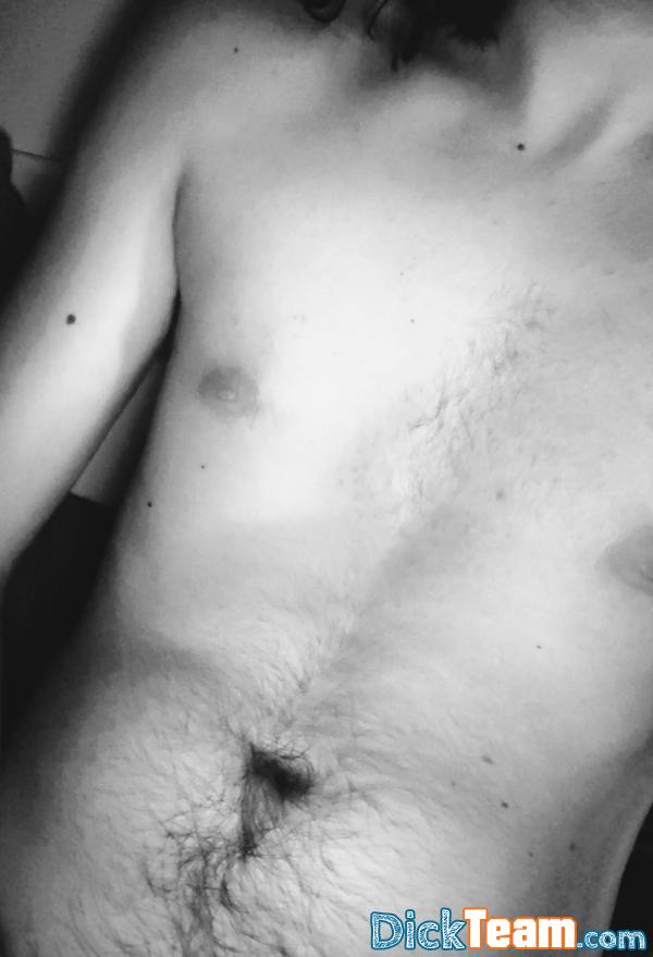 lakiamo - Homme - Hétéro - 21 ans : Homme de 21 ans hetero, cherche à échanger des nudes gratuitement sur snap 