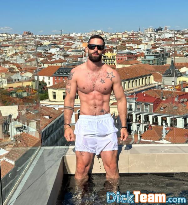 laurent - Homme - Gay - 25 ans : Moi c'est  Laurent gallot je suis  gay actif dominant très bien monté TBM23 cm  disponible pour réaliser tout fantasmes  comme :jeux de domination, avale sperme, pipe gorge profond etc je fais aussi des massages 
