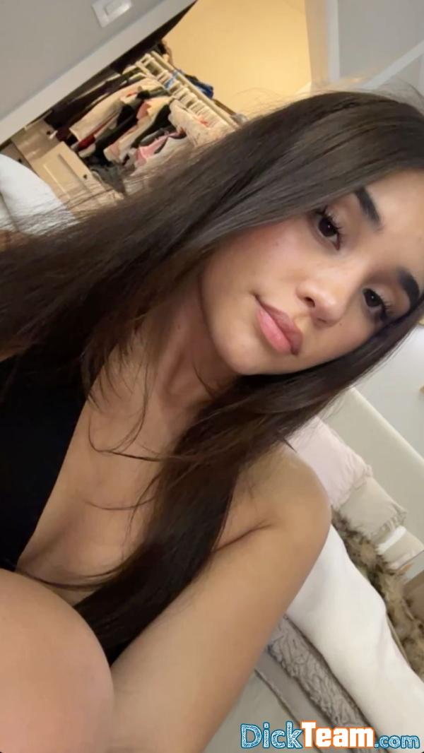 lenaaaaaaaaaaaaaa - Femme - Hétéro - 25 ans : je vends mes nudes sur snap ajt moi si tu as envieee ????????????????