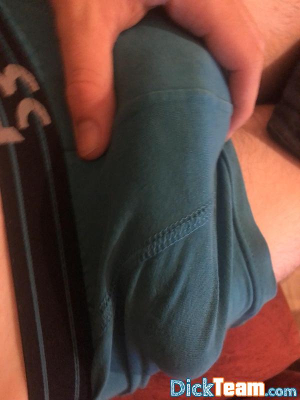 leo-coquin - Homme - Hétéro - 21 ans : Je nude, je suis là pour m'amuser, si vous avez des jeux à proposer les filles, et parfois je suis soumis, ma bite fait plus de 16 cm