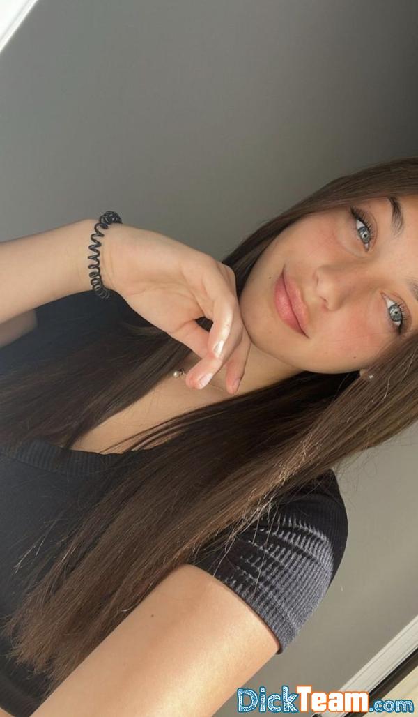 lilarob - Femme - Hétéro - 25 ans : Une meilleure qui veut nude 
