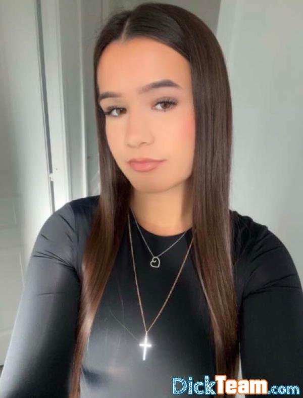 lola.lpll - Femme - Hétéro - 20 ans : LISEZ! je nude payante, veneez snap jaime de tout je serais votre chienne et a votre service je répond généralement vite 
   