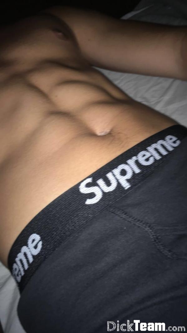 lucas_ortegaa - Homme - Hétéro - 23 ans : cherche meuf pour nude : salut, je suis un mec et j’ai 19ans et je cherche des filles avec qui nude ;)
