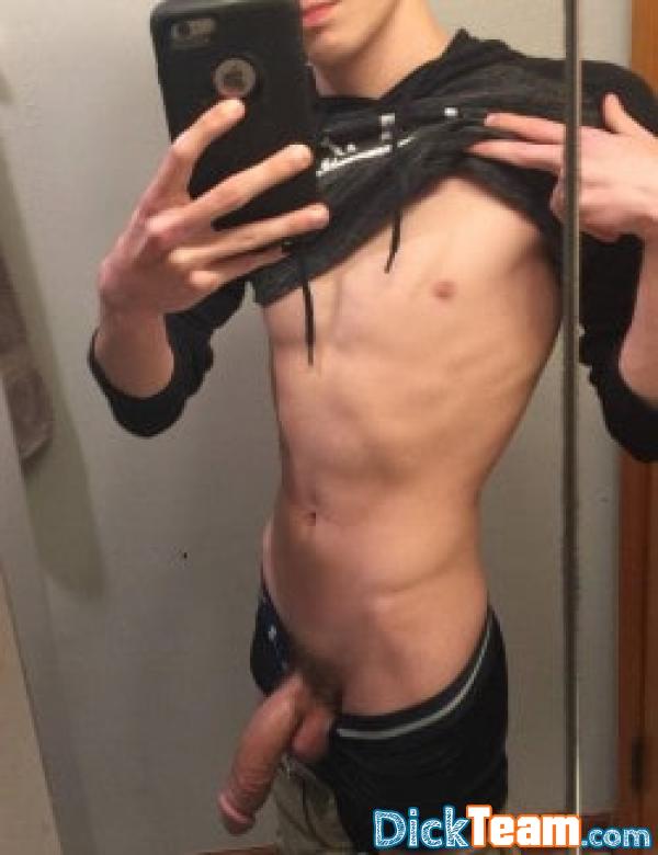 Profil de maelb - Homme - Gay - 19 ans : soumis/domi versa 18 ans ajoute moi stv me bouffer le cul ou si tu veux goûter à ma queue 
j’accepte rémunération si vous voulez qlq chose de hard en particulier 