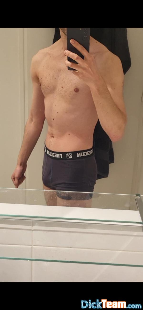 matt27120 - Homme - Hétéro - 30 ans : Si tu es une fille qui veux mouiller sur mes 18 cm bien large, ajoute moi sur mon snp : matt27120.
Je suis un mec sportif de 30 ans brun