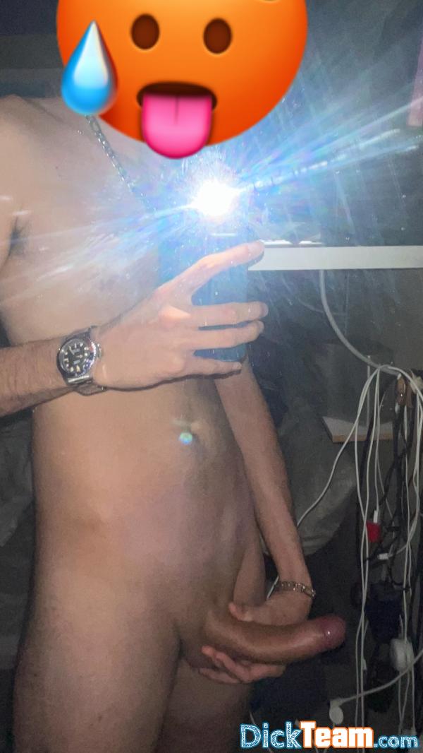 mikeee - Homme - Gay - 22 ans : gay de 21 ans plutôt bien monté chaud pour nude snap les boys 