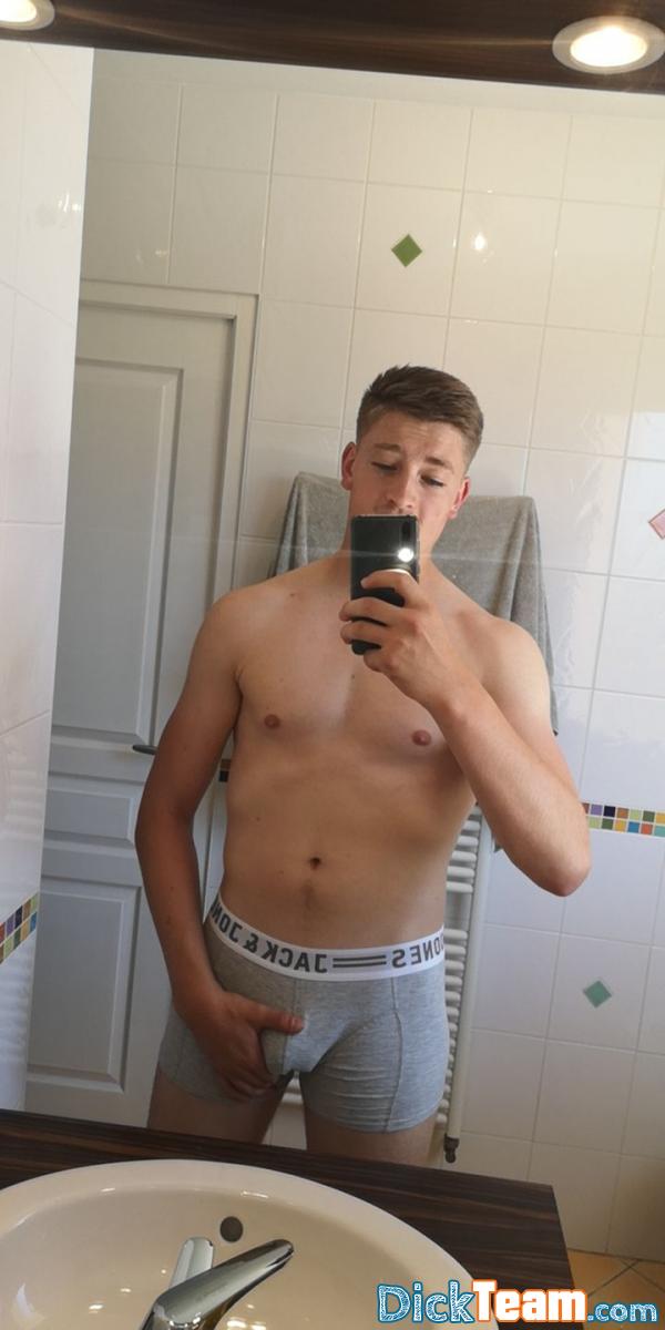 Profil de mvichemont - Homme - Hétéro - 21 ans : Ajoute moi pour du fun, que pour les filles