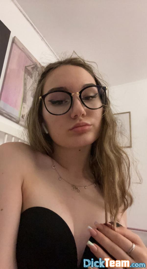 tiffany - Femme - Bi - 22 ans : hey add my snap je_373 I'm horny 
