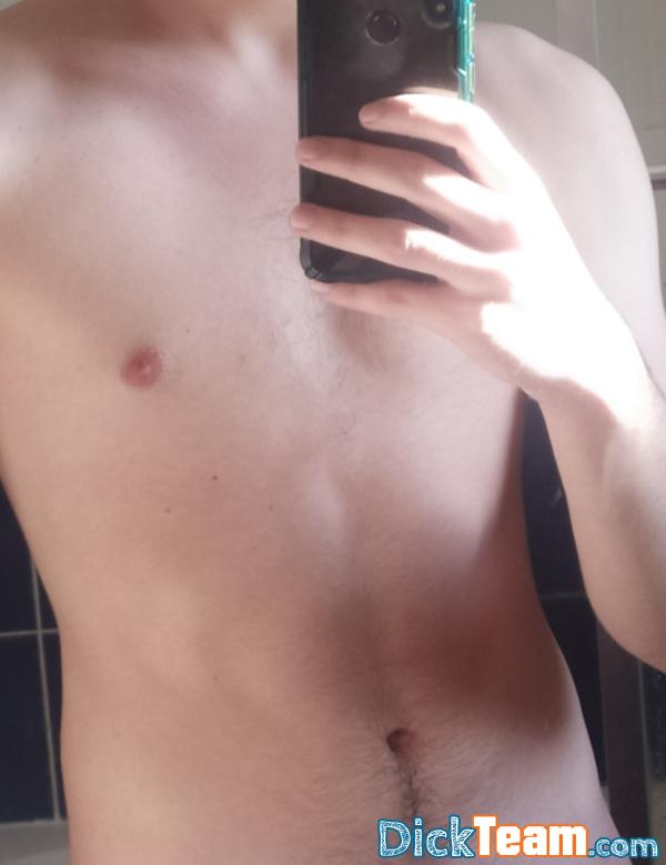 travis_18 - Homme - Bi - 19 ans : Pour quelques échanges de nudes 
