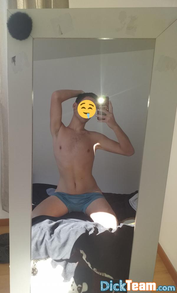 Profil de vpinero6 - Homme - Gay - 23 ans : Nude swap between guy who loves cock. My snapchat : vpinero6