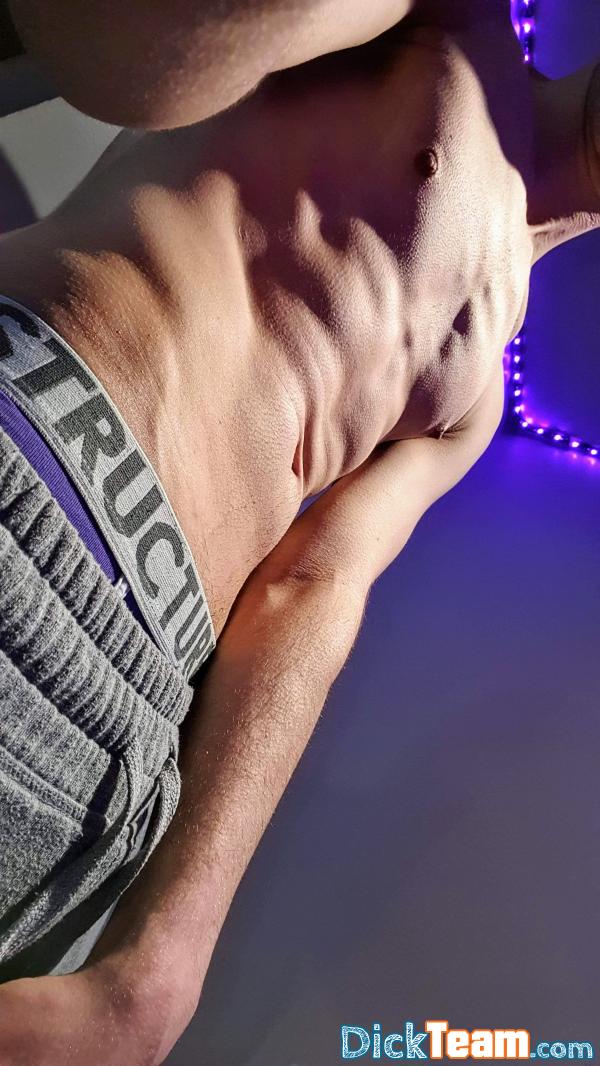 Profil de zoocker21 - Homme - Gay - 27 ans : Gay Maximum 27, mignon, abdos, uncut, gaymer